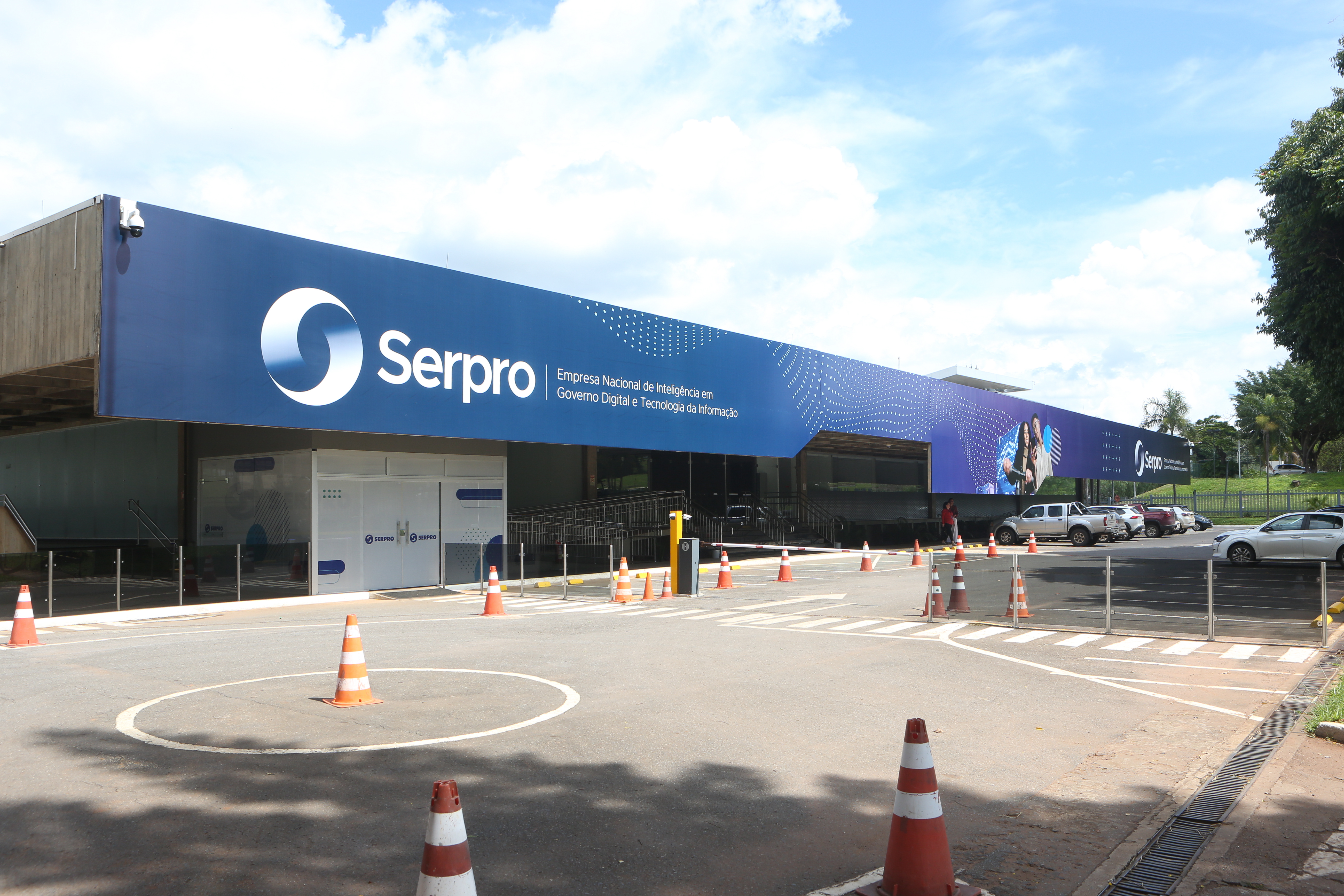 Fachada do centro de dados do Serpro em Brasília, com a marca na entrada.
