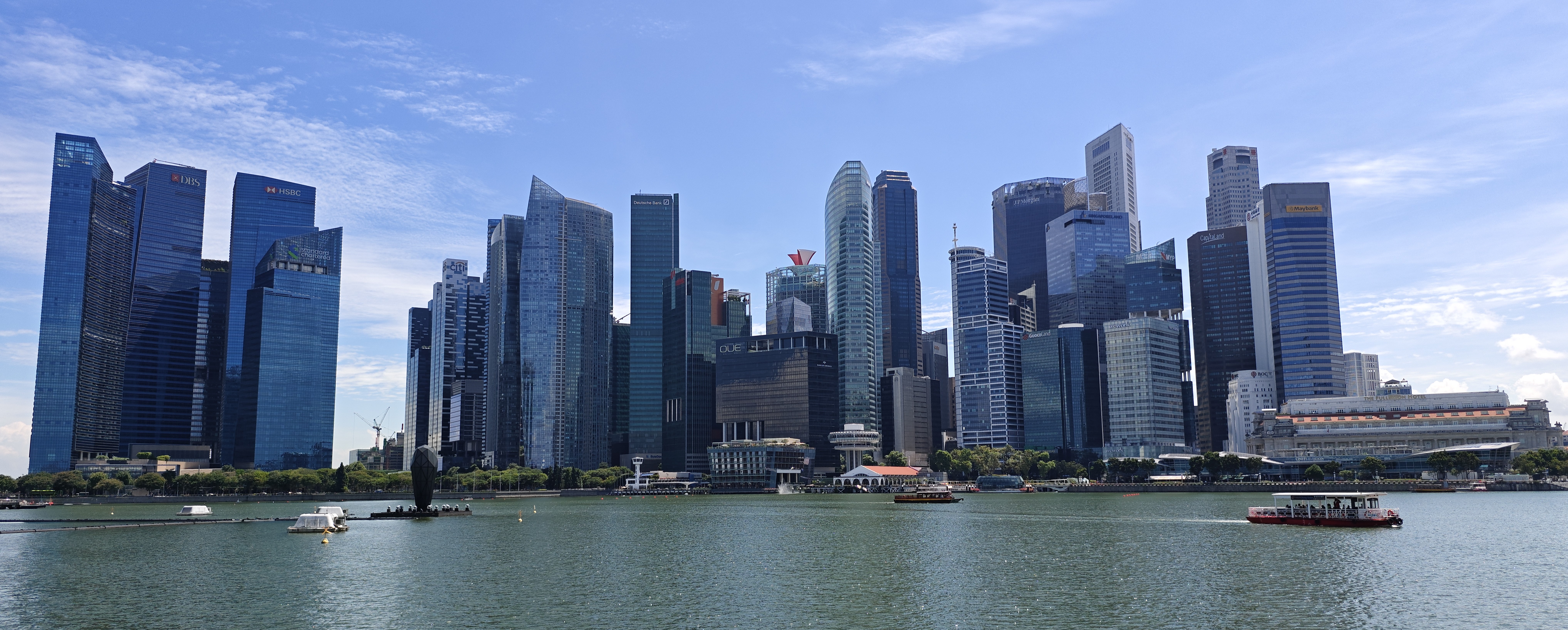 Panorama do centro financeiro de Singapura visto de Marina Bay, em 2025.
